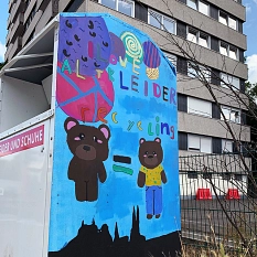Die Altkleider-Container an der Konrad-Adenauer-Brücke und weiter oben in der Großseelheimer Straße zieren nun verschiedene Motive, die die Schüler*innen der 4a der Otto-Ubbelohde-Schule selbst entworfen und aufgemalt haben.