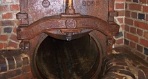 Mit Hilfe dieses wunderschönen alten Schiebers kann der Wasserabfluss des dazu gehörenden Regenrückhaltebeckens reguliert werden - je nachdem ob das Wasser gestaut oder abgelassen werden soll.