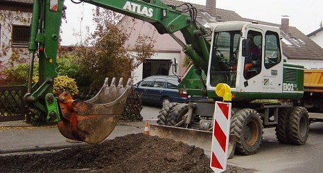Das Foto zeigt einen Bagger des DBM bei Erdarbeiten.