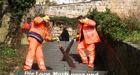 Das Foto zeigt Mitarbeiter des DBM beim Kehren der Bickeltreppe.