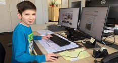 Mit Mouse, zwei Bildschirmen und Telefon, so sieht der typische Büroarbeitsplatz aus.&nbsp;&copy;&nbsp;DBM, Sonja Stender