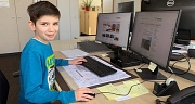 Mit Mouse, zwei Bildschirmen und Telefon, so sieht der typische Büroarbeitsplatz aus.