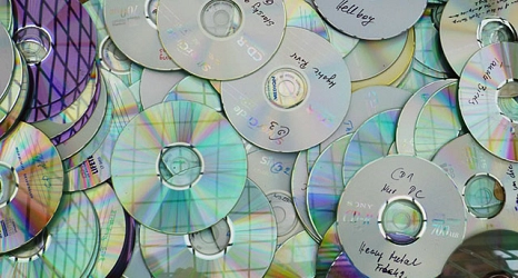 Das Foto zeigt CDs in der Gitterbox auf dem Servicehof.