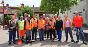Stadträtin Kirsten Dinnebier (3.v.r.), DBM-Betriebsleiter Jürgen Wiegand (4.v.l., hinten), Werkstattleiter Markus Weil vom Lebenshilfewerk Marburg-Biedenkopf (7.v.r., hinten) und Ortsvorsteherin Erika Lotz-Halilovic (6.v.r.) freuen sich gemeinsam über die gute Zusammenarbeit von DBM und dem Team des Lebenshilfewerks für mehr Sauberkeit in Marburg. (Foto: Stefanie Ingwersen, Stadt Marburg)