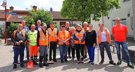 Stadträtin Kirsten Dinnebier (3.v.r.), DBM-Betriebsleiter Jürgen Wiegand (4.v.l., hinten), Werkstattleiter Markus Weil vom Lebenshilfewerk Marburg-Biedenkopf (7.v.r., hinten) und Ortsvorsteherin Erika Lotz-Halilovic (6.v.r.) freuen sich gemeinsam über die gute Zusammenarbeit von DBM und dem Team des Lebenshilfewerks für mehr Sauberkeit in Marburg. (Foto: Stefanie Ingwersen, Stadt Marburg)&nbsp;&copy;&nbsp;Stefanie Ingwersen, Stadt Marburg