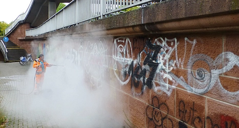 Das Foto zeigt einen Mitarbeiter des DBM bei der Beseitigung von Graffiti mit einem Dampfstrahler.&nbsp;&copy;&nbsp;DBM, Sonja Stender