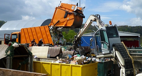 Das Foto zeigt ein Pressmüllfahrzeug des DBM beim Ausladen auf dem Servicehof Am Krekel.