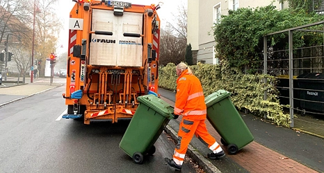Müllwerker mit zwei Biotonnen