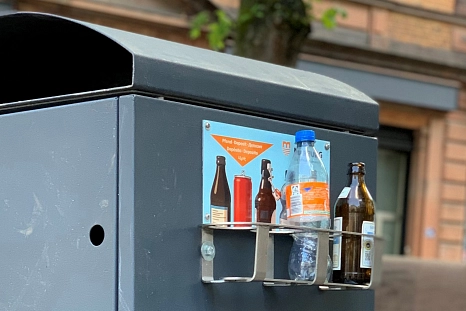 In den Pfandringen können Pfandflaschen und -dosen bequem abgestellt werden und sind gut erreichbar für Menschen, die solches Leergut sammeln.&nbsp;&copy;&nbsp;DBM, Sonja Stender