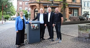 Auf dem Foto sind Oberbürgermeister Dr. Thomas Spies (2.v.r.) und Stadträtin Kirsten Dinnebier (l.) mit einem der neu angebrachten Pfandringe zu sehen, gemeinsam mit Holger Armbrüster, Betriebsleiter des DBM, und Richard Engeland, stellvertretender Leiter der Abteilung Straßenreinigung des DBM.