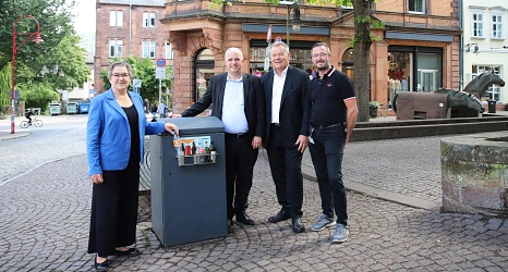 Auf dem Foto sind Oberbürgermeister Dr. Thomas Spies (2.v.r.) und Stadträtin Kirsten Dinnebier (l.) mit einem der neu angebrachten Pfandringe zu sehen, gemeinsam mit Holger Armbrüster, Betriebsleiter des DBM, und Richard Engeland, stellvertretender Leiter der Abteilung Straßenreinigung des DBM.