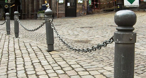 Das Foto zeigt die Polderabsperrung des Marktplatzes in der Oberstadt.