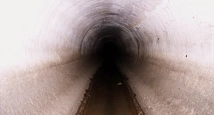 Das Bild zeigt den Blick in einen Rückstaukanal unter Bortshausen. Diese Leitung hat einen Durchmesser von 1,40 m.