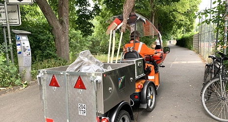 Das Foto zeigt das elektrisch betriebene Fahrzeug für die Radweg-Kontrolle.