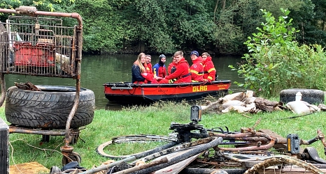 Die DLRG förderte wie jedes Jahr wieder Altmetall und anderes Sperriges aus der Lahn zu Tage.