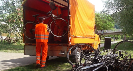 Das Foto zeigt Mitarbeiter des DBM beim Verladen von Fahrrädern, die die DLRG zuvor aus der Lahn geborgen hat.&nbsp;&copy;&nbsp;DBM, Sonja Stender