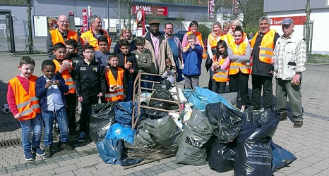 Das Foto zeigt die Aktiven des Sauberhaften Frühjahrsputz 2018 mit gefüllten Abfallsäcken und Sperrgut gemeinsam mit DBM-Betriebsleiter Joachim Brunnet.&nbsp;&copy;&nbsp;DBM