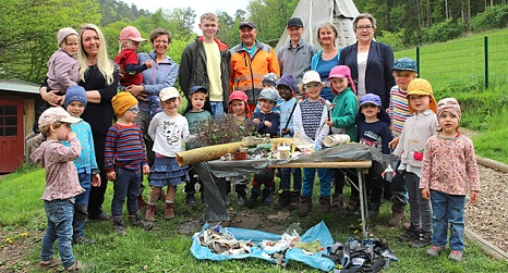 Stadträtin Kirsten Dinnebier dankte den Pfifferlingen stellvertretend für alle teilnehmenden Kinder für ihren Einsatz beim „Sauberhaften Kindertag“. Mit dabei: Mitarbeiter*innen des DBM und des Waldkindergartens am Ortenberg.&nbsp;&copy;&nbsp;Stefanie Ingwersen, Stadt Marburg