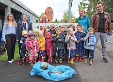 Eine Gruppe von Kindern steht ihren Betreuer*innen sowie Stadträtin Kirsten Dinnebier und Sonja Stender vom DBM vor ihrer Einrichtung. Vor ihnen liegen drei Säcke voll Müll, den die Kinder gesammelt haben.&nbsp;&copy;&nbsp;Stefanie Ingwersen, Stadt Marburg