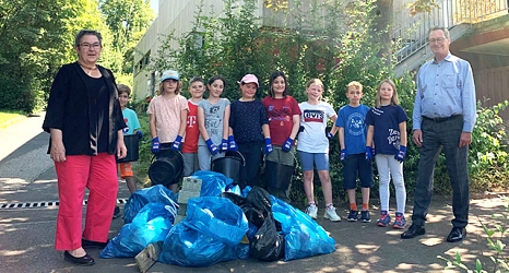 Stadträtin Kirsten Dinnebier und DBM-Betriebsleiter Jürgen Wiegand bedankten sich im letzten Jahr persönlich bei den Kindern der Erich-Kästner-Schule für das tolle Engagement.