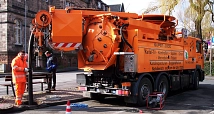 Das Foto zeigt ein Saugspülfahrzeug des DBM im Einsatz auf dem Firmaneiplatz.