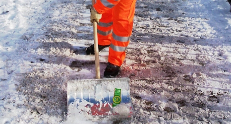 Das Foto zeigt einen Schneeschieber im Einsatz.