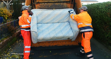 Das Foto zeigt zwei Mitarbeiter des DBM beim Einladen eines Sofas.&nbsp;&copy;&nbsp;DBM, Sonja Stender