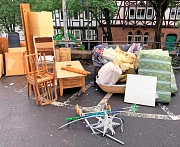 Sperrmüll steht sortiert an einer Straße.