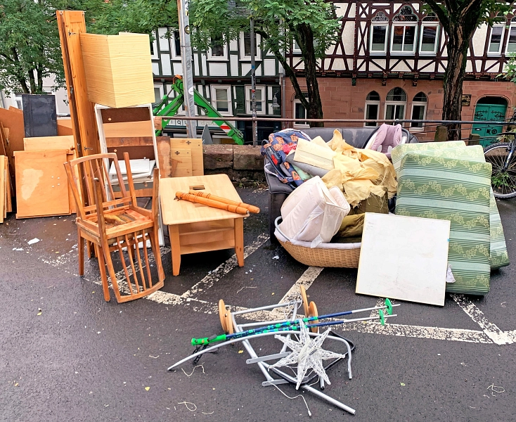 Sperrmüll steht sortiert an einer Straße.