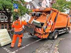 Sperrmüll wird in ein Müllauto geladen.