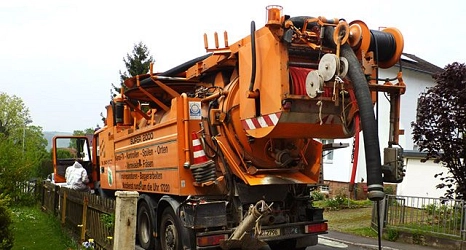 Das Foto zeigt einen Spülwagen des DBM im Einsatz.
