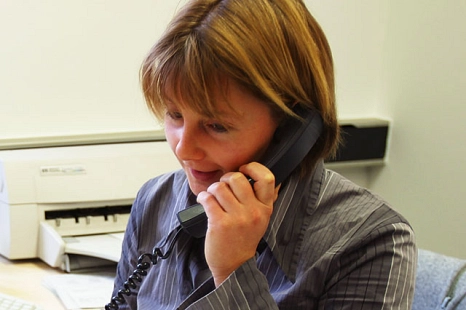 Das Foto zeigt eine Mitarbeiterin des DBM am Telefon.&nbsp;&copy;&nbsp;DBM - Sonja Stender