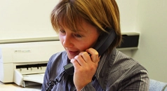 Das Foto zeigt eine Mitarbeiterin des DBM am Telefon.