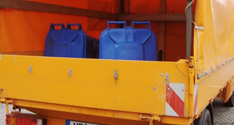 Das Foto zeigt einen Klein-Lkw des DBM mit zwei Altpapiertonnen auf der Ladefläche.&nbsp;&copy;&nbsp;DBM, Sonja Stender
