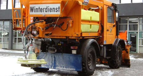 Das Foto zeigt einen Unimog des DBM mit Streuteller.