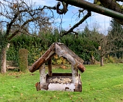 Vogelhaus mit Futter.
