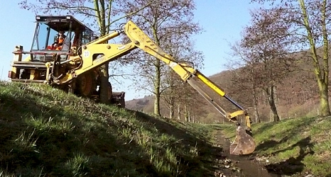 Das Foto zeigt einen Bagger des DBM beim Auskoffern eines Vorfluters.